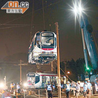 肇事車卡昨晚被吊離現場檢驗。（文健雄攝）