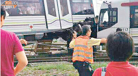 列車追撞之後，乘客被困車廂等候消防施救。(讀者提供)