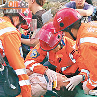 救護員在場搶救傷勢嚴重的乘客。