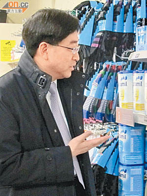 高永文訪英期間去咗當地嘅超市，實地視察對方嘅限制買奶粉政策。