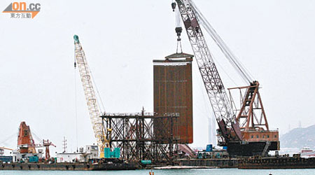 本港西部水域擬進行填海工程，打樁聲不絕，水質亦受污染，白海豚生態受到嚴重影響。（蔡綺琳攝）