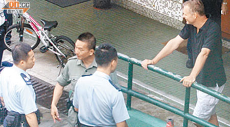 外籍男住客（右）在現場向警員提供資料。（馬竟峯攝）