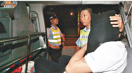 警員在車內搜出毒品，司機被捕帶署。