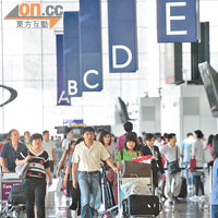 本港機場航班繁忙，有地勤公司員工投訴需連踩九小時工作。