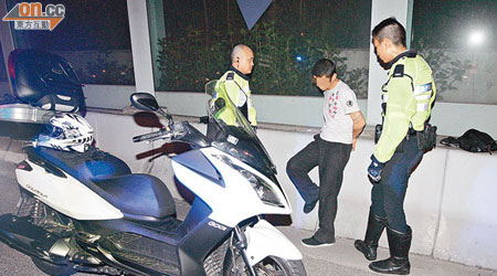 警員拘捕涉「索Ｋ」及偷電單車的男子。（楊日權攝）