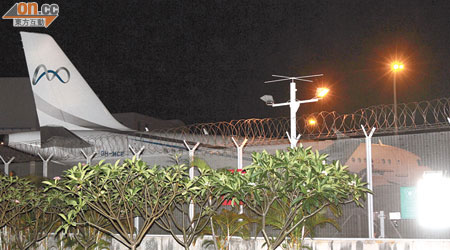 疑發生機件故障的私人飛機於赤鱲角機場緊急降落。（葉嘉文攝）