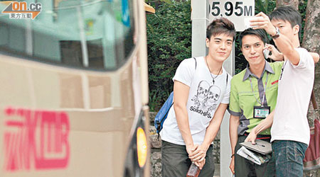 梁領彥兩名友人鄧先生（右）及謝先生昨專程到巴士站頭打氣。（胡家豪攝）