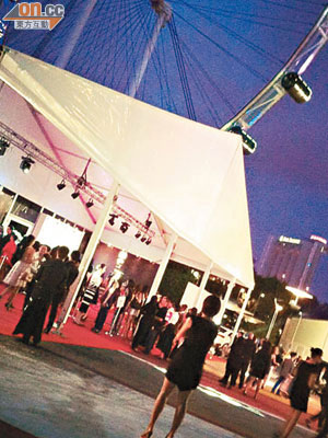 奧迪時裝節在新加坡觀光摩天輪對出舉行。