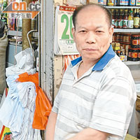 上水石湖墟街市乾貨店店主李先生稱有深圳居民來到買泰國米自用。