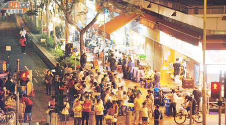 入夜後食肆對出公眾地方及通道均坐滿食客。