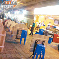 晚市開始前食肆已將枱椅放置公眾地方，準備「開檔」。