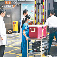 瑪麗醫院的醫護人員周一早上到伊利沙伯醫院收取捐贈的器官。（資料圖片）