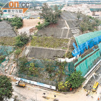 秀茂坪利安道和順安道在黑雨下山泥傾瀉，受塌下沙石堵塞的道路仍未能重開。（戴展邦攝）