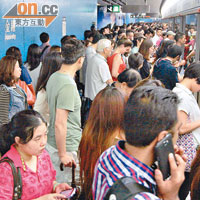 港鐵金鐘站有大批乘客在月台候車。（吳遠輝攝）