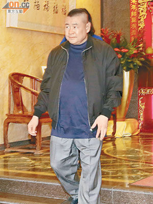 無出席股東大會的劉鑾雄昨日中午現身「富豪飯堂」，對記者提問一概不作回應。