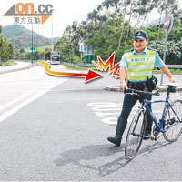 單車轉入路口時與懷疑逆線行駛的貨車相撞（箭嘴示），警員其後檢走單車。