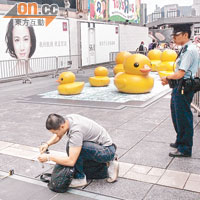 探員檢走石屎塊調查。（左錦鴻攝）