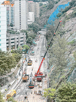 當局昨加緊在秀茂坪山泥傾瀉現場清理及進行加固工程。（何仲軒攝）