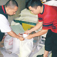 台中衞生局人員抽驗市售的澱粉。（中央社圖片）