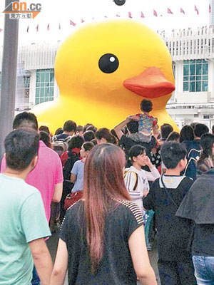 中年漢巨鴨旁跳海，引來大批市民圍觀。