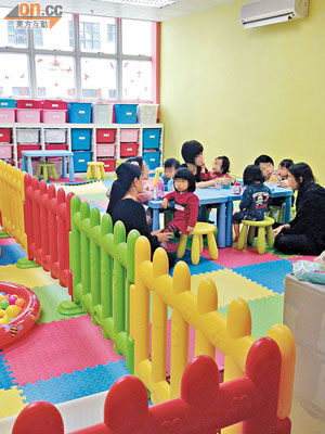 課堂上有多名幼兒參與，在遊戲中學習語言、音樂等。