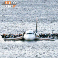 二○○九年一月全美航空客機遭到雀鳥撞擊後，成功急降紐約市內的哈德遜河，機上所有人安然無恙。