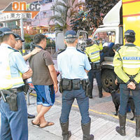 警員出動緝毒犬搜查貨車。（郭垂垂攝）