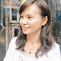 李小姐（資訊科技界）：「每次使用呢啲行人輔助線過馬路，都覺得很危險，人車爭路時有發生。」