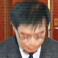 廖漢波昨面對傳媒提問，就海難事件鞠躬道歉。（無綫畫面）