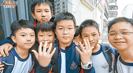 小六學生司徒同學（右三）曾患手足口病，昨日才痊愈上學。（霍振鋒攝）