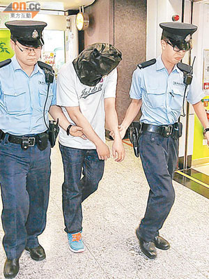涉嫌在港鐵站偷拍裙底的男子被警員帶走。（蔡楚華攝）