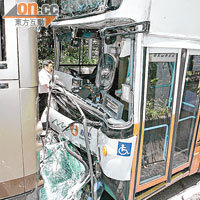 新巴車頭擋風玻璃飛脫，玻璃碎四散地上。（林明強攝）