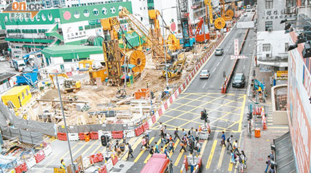 馬頭圍道因港鐵興建沙中線封路，路邊商戶生計大受影響。