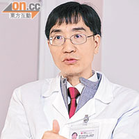 袁國勇昨曾到心胸外科深切治療部診治換錯心女病人。
