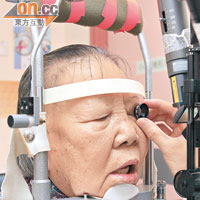 長者定期驗眼，可及早發現是否患有白內障等眼疾。（陸智豪攝）