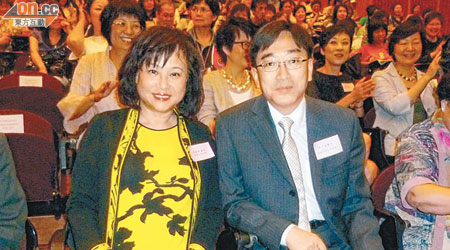 高永文（右）與東華三院主席陳婉珍（左）一同出席婦協活動，宣傳健康訊息。（潘翠華攝）