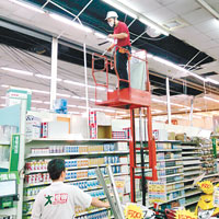 彰化縣有特賣場的天花板在地震中掉落，幸無砸傷市民。（中央社圖片）