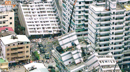 台灣「九二一」大地震令很多樓房倒塌。