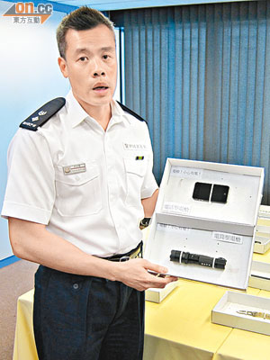 郭柏聰展示檢獲的「智能手機形」及「電筒形」電槍等違禁品。