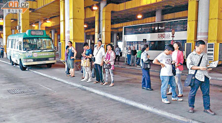 候車處行人路上有小巴停泊，被指阻礙乘客候車。