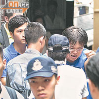 企圖阻止當局封屋，但最終被警方帶走。（梁鵬威攝）