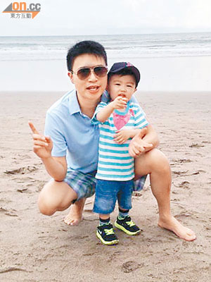 呂鈞堯（左）帶囝囝Nathan到峇里出席友人婚禮，順道享受陽光與海灘。（受訪者提供）