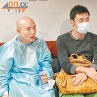 張的胞弟張衞彝（左）與許志安在醫院等候消息。