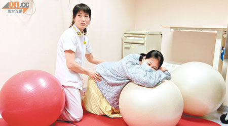 雙膝跪下的盆骨旋轉動作可讓產婦伸直腰背，減輕BB重量帶來的壓力。