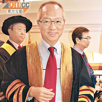 理大顧問委員會主席鍾志平都現身見證教授席捐贈儀式。