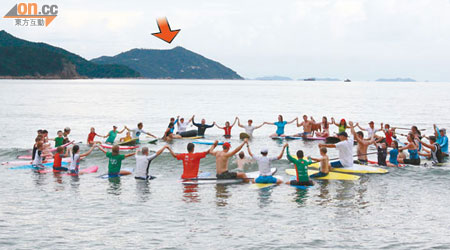 「裸島計劃」成員示範「海洋攜手」活動，在石鼓洲（箭嘴示）旁的海灣組成人肉水泡。