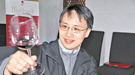 鍾沛康曾考取「澳洲葡萄酒之旅獎學金」學習品酒。（互聯網圖片）