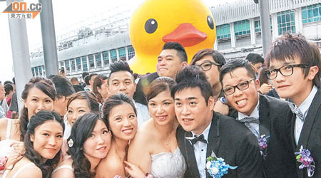 在兄弟姊妹簇擁下，巨鴨成為鄧生鄧太的「證婚人」。