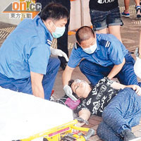 長洲<BR>在長洲疑中暑少女，由救護員到場急救。(黃子源攝)