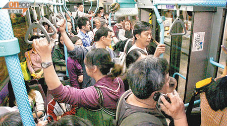 公共交通工具人多擠迫，被認為易傳播病毒。